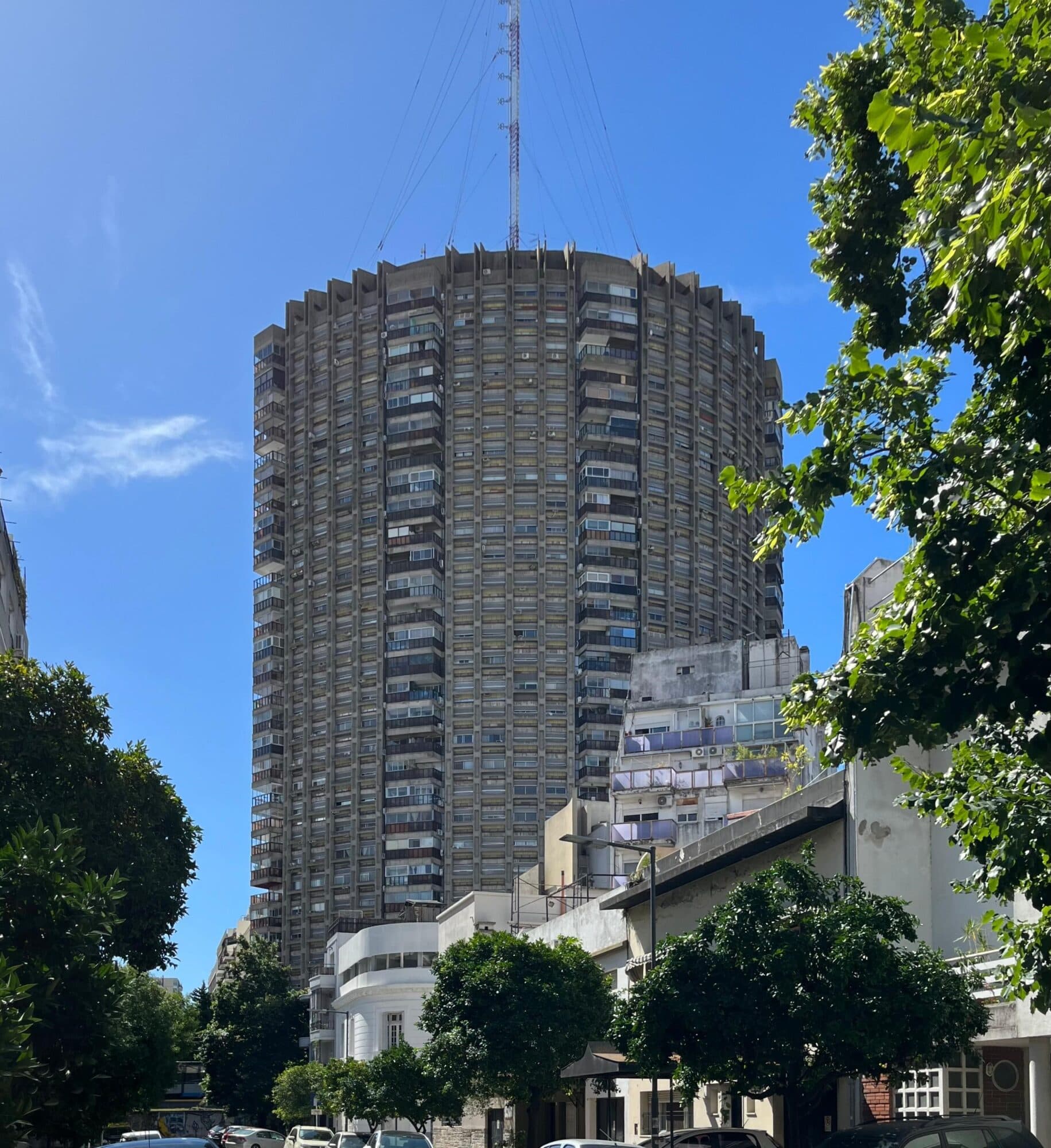 El Rulero de Palermo: el edificio brutalista que marcó a El Eternauta, cuanto valen las viviendas allí