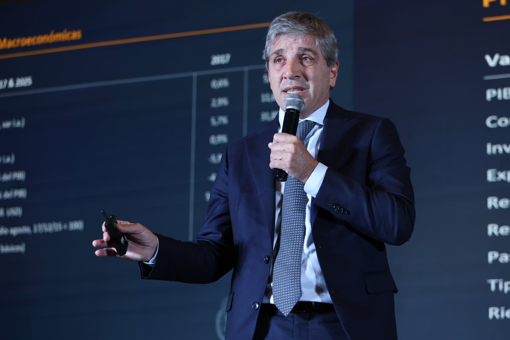 Créditos en dólares para desarrolladores: el anuncio de Caputo y la mirada del sector en la Expo Real Estate