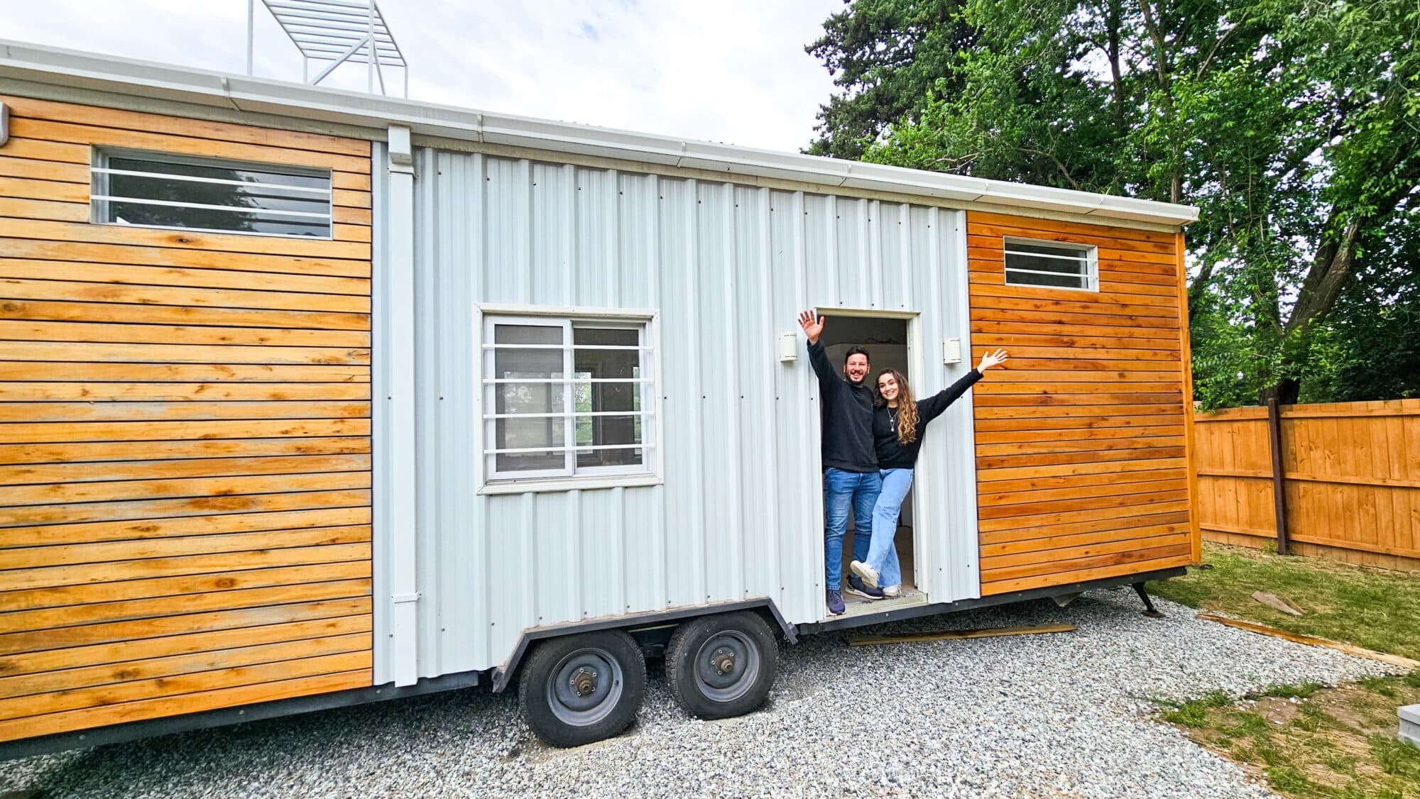 “Construimos una Tiny House por USD 17.000”: la historia de la pareja que dejó el alquiler y levantó su casa de 20 m2 sobre ruedas