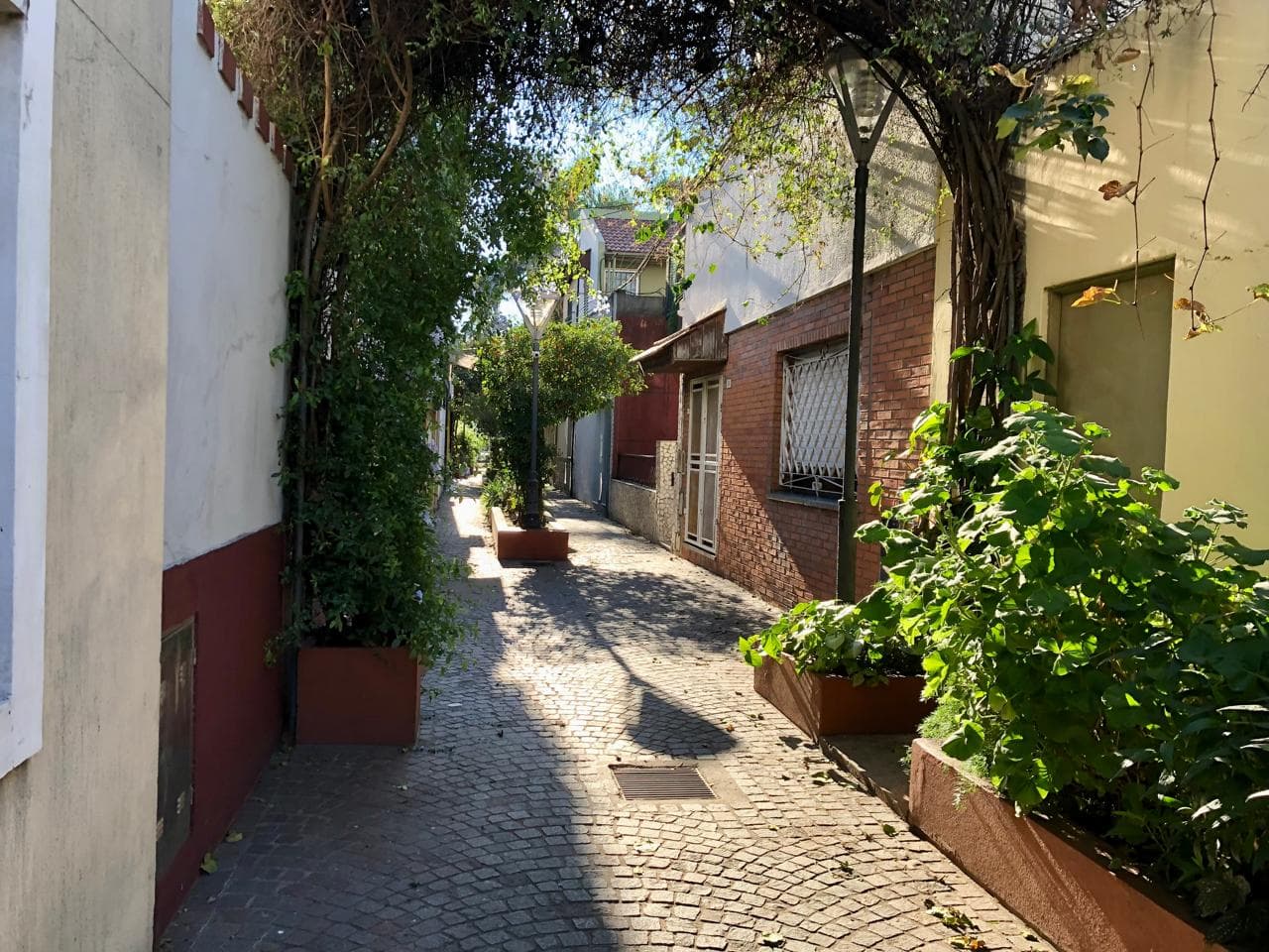 Cuales son los pasajes con «impronta europea» de Villa Santa Rita: como son y cuanto vale vivir allí