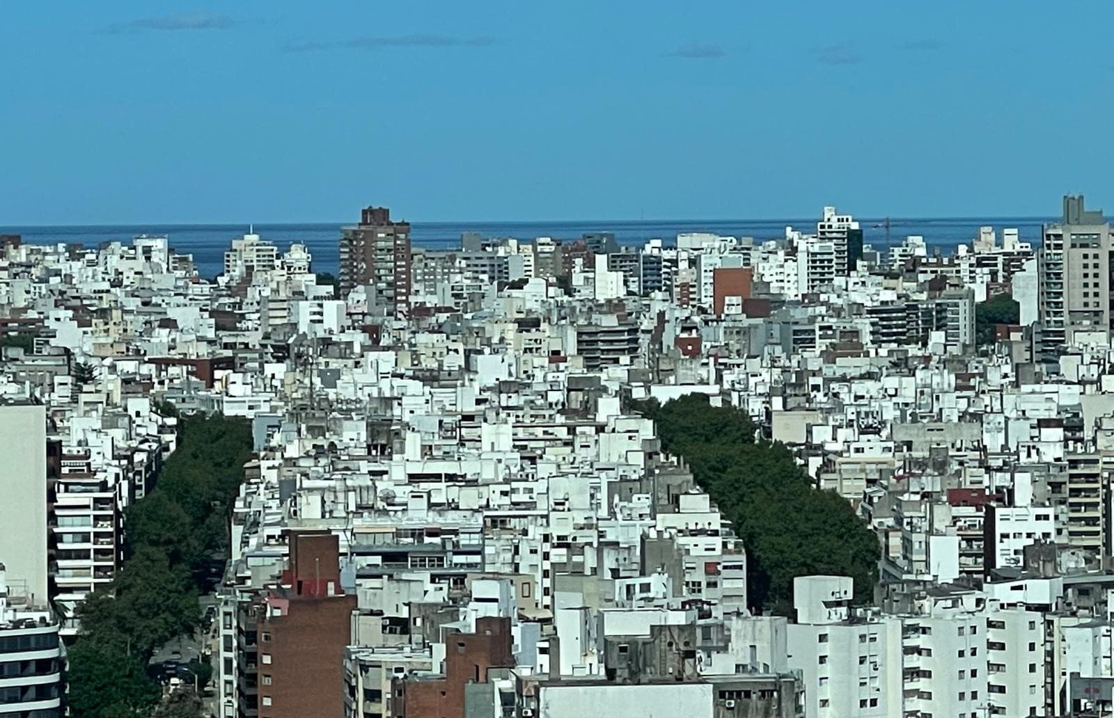 Por qué Montevideo lidera los precios de viviendas por m2 en América latina: que lugar ocupa Buenos Aires