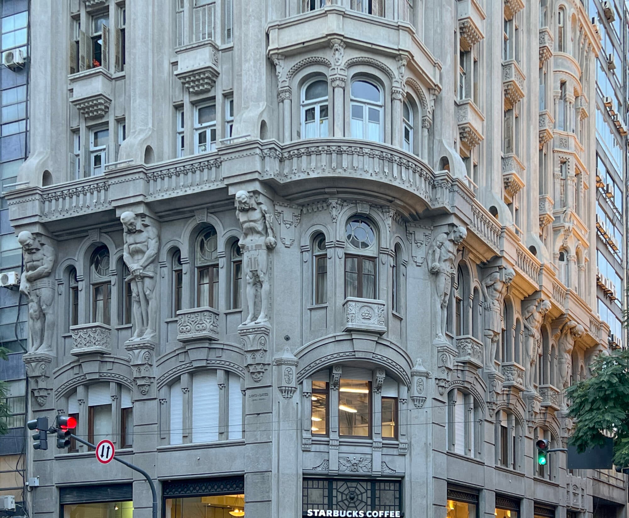 El increíble edificio de los 680 ojos: símbolos ocultos, esculturas colosales y el legado de Otto Wulff en Buenos Aires