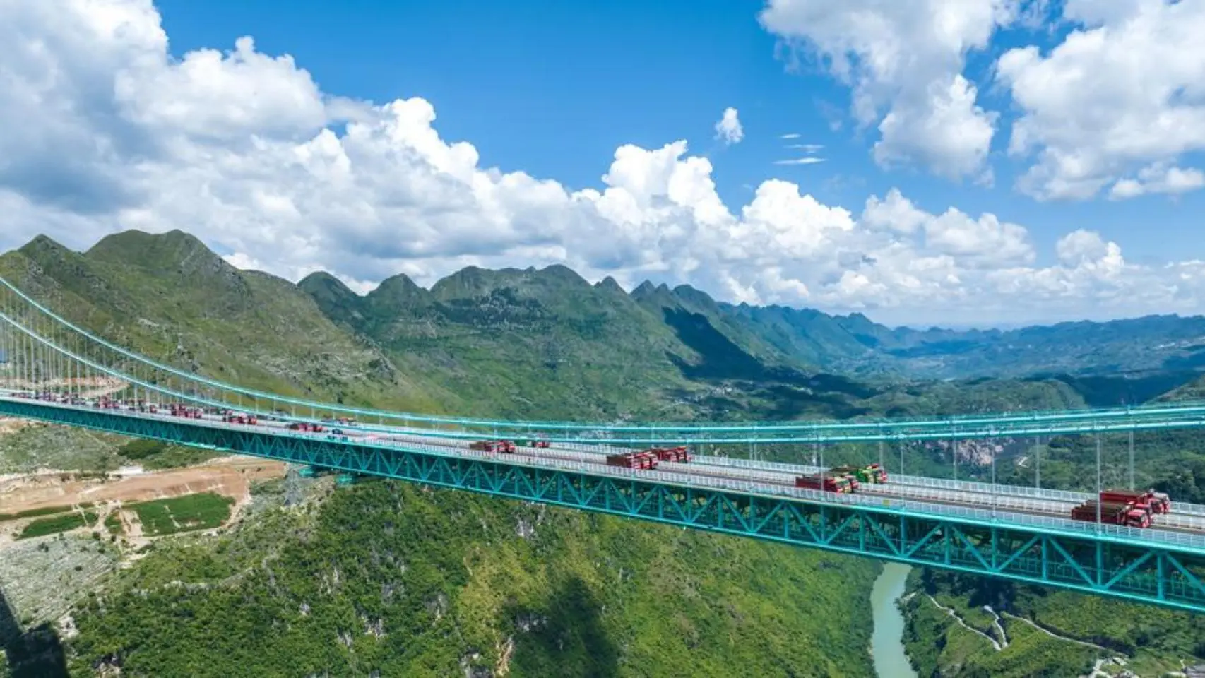 Dónde se inauguró el puente más alto del mundo: un desafío de la ingeniería que, a 625 metros de altura, reduce un viaje de dos horas a dos minutos