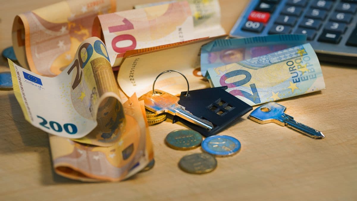Departamento de dos ambientes con llave y documentos de compraventa sobre una mesa