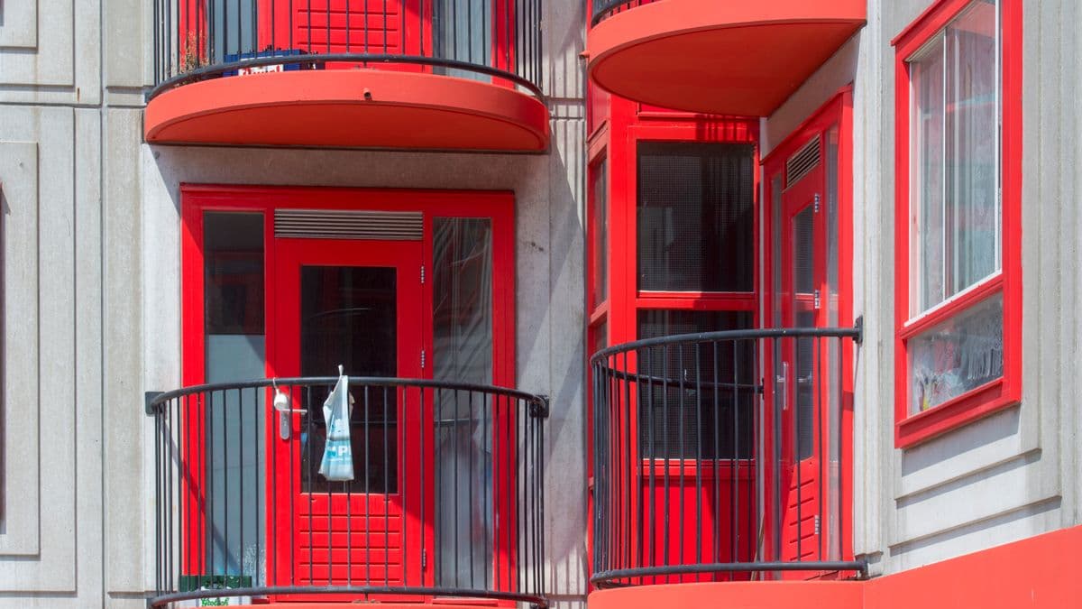 Encargado de edificio revisando tablero eléctrico en sala de máquinas de consorcio
