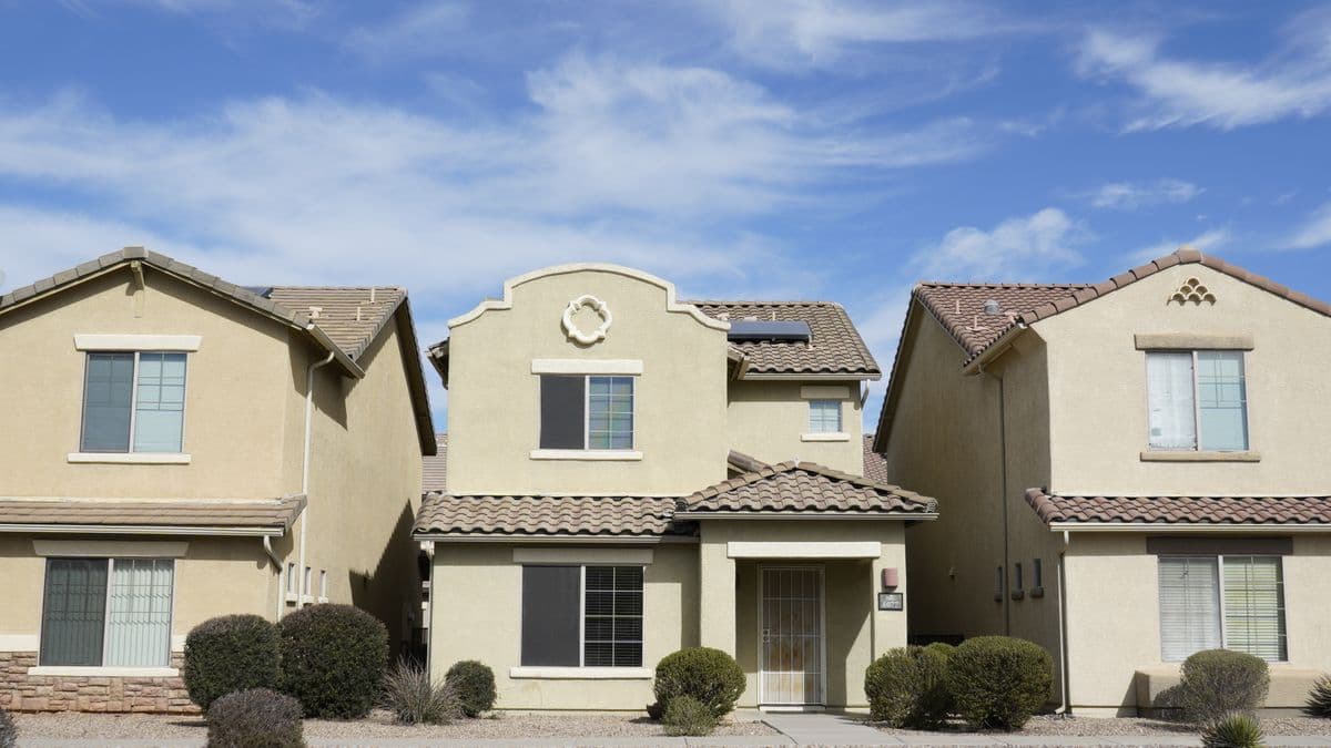 Hilera de casas unifamiliares suburbanas con jardín en una ciudad del interior de Estados Unidos