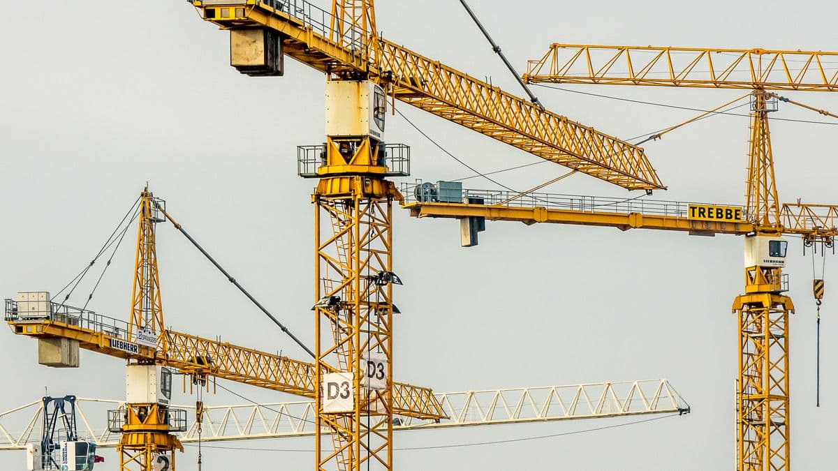 Departamento en refacción con herramientas y materiales de construcción en el piso