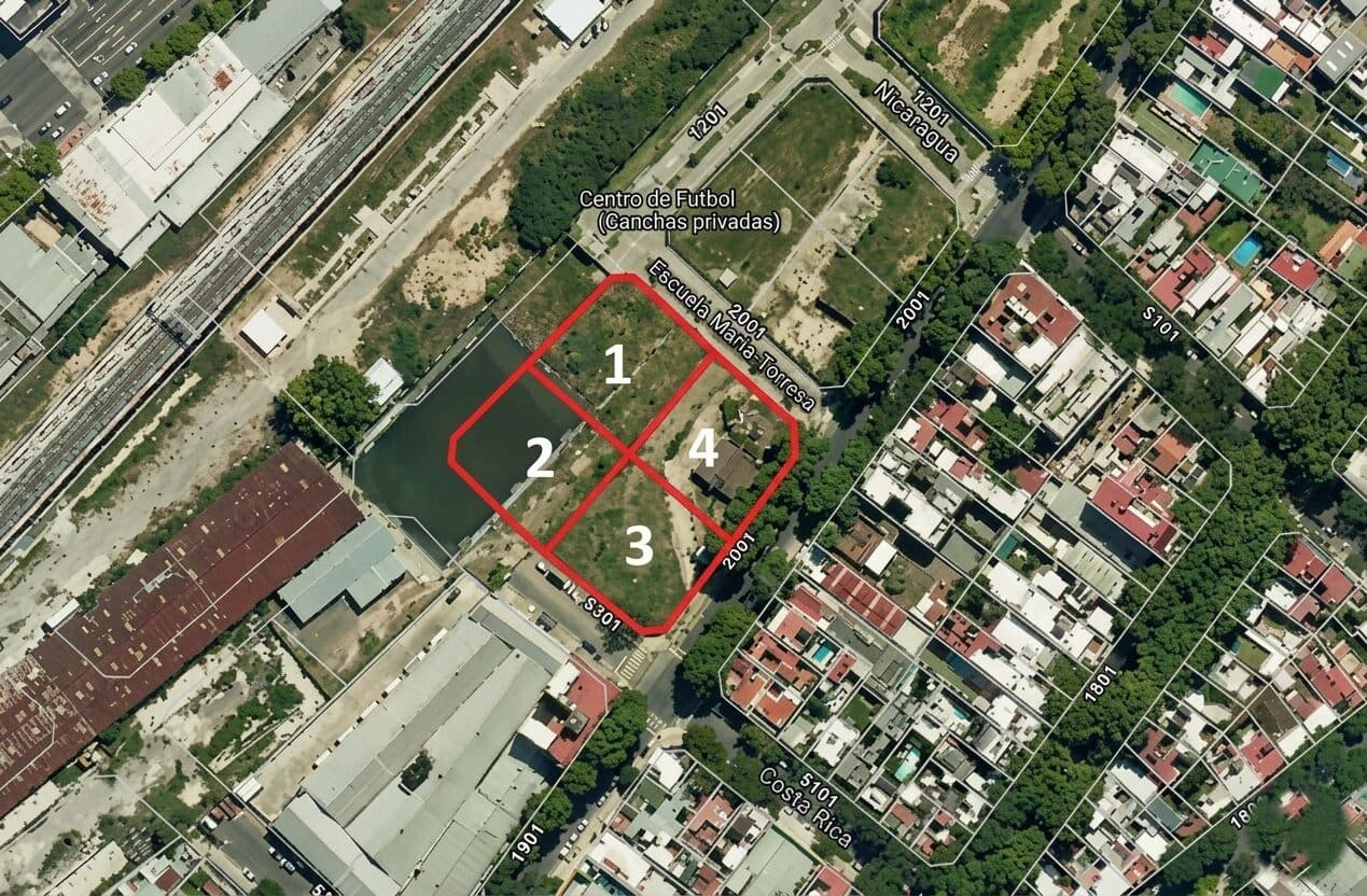Vista aérea del predio ferroviario de Palermo subdividido en lotes para la venta, junto a las vías del tren