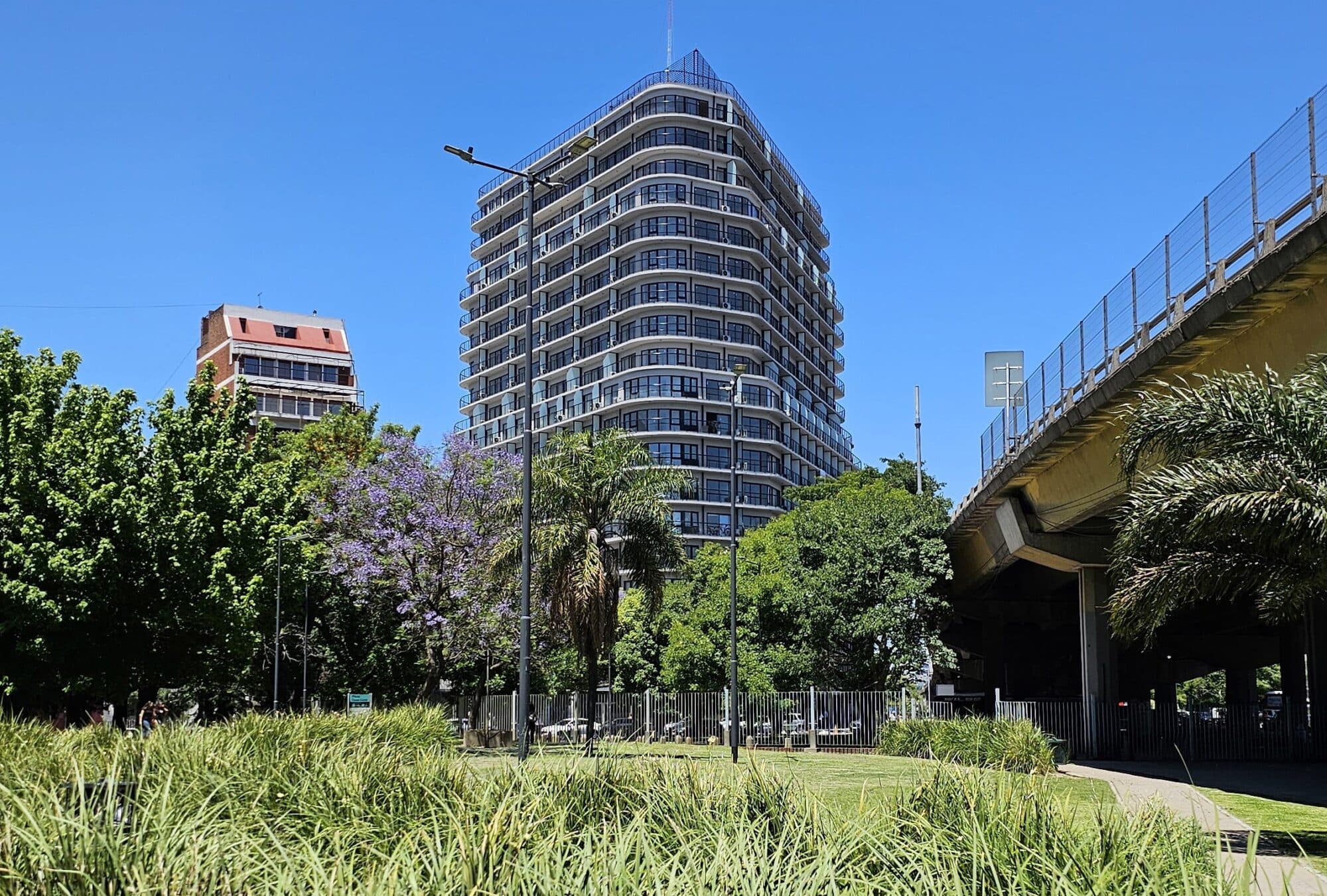 Qué zona del Sur de CABA acelera su reconversión y ya vende departamentos premium hasta USD 3.500 el m2