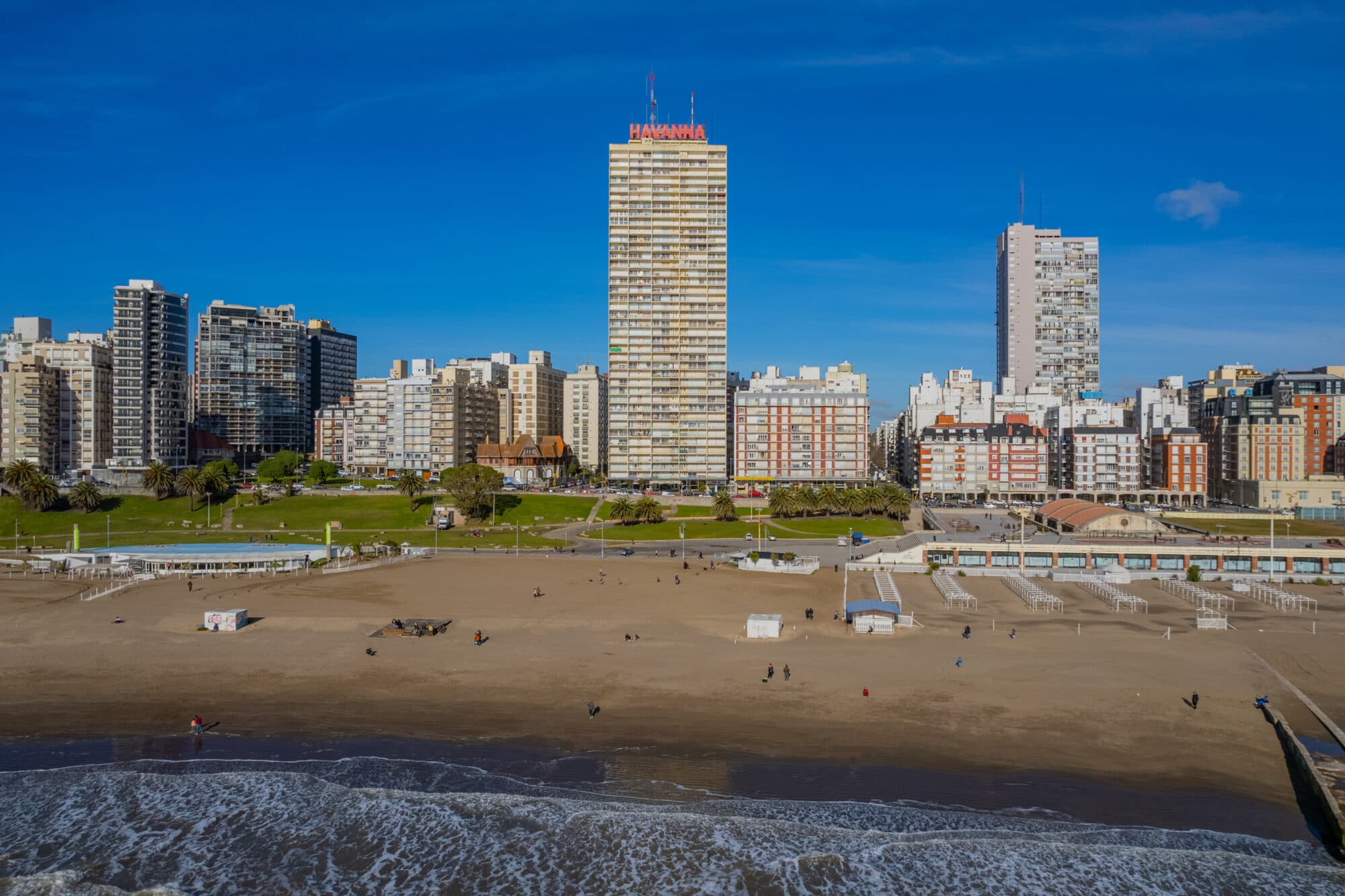 Es el edificio más alto del skyline de Mar del Plata y llegó a los 56 años: vecinos famosos y cuánto vale vivir allí hoy, por qué es tan fotografiado