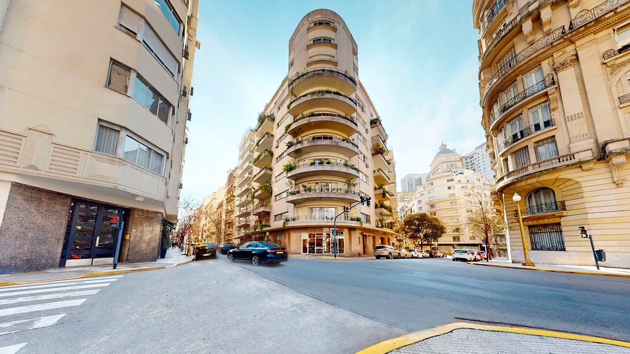 Esquina irrepetible en Retiro: el edificio Minner, viaje por la joya racionalista de balcones curvos, su historia y cuánto vale vivir allí