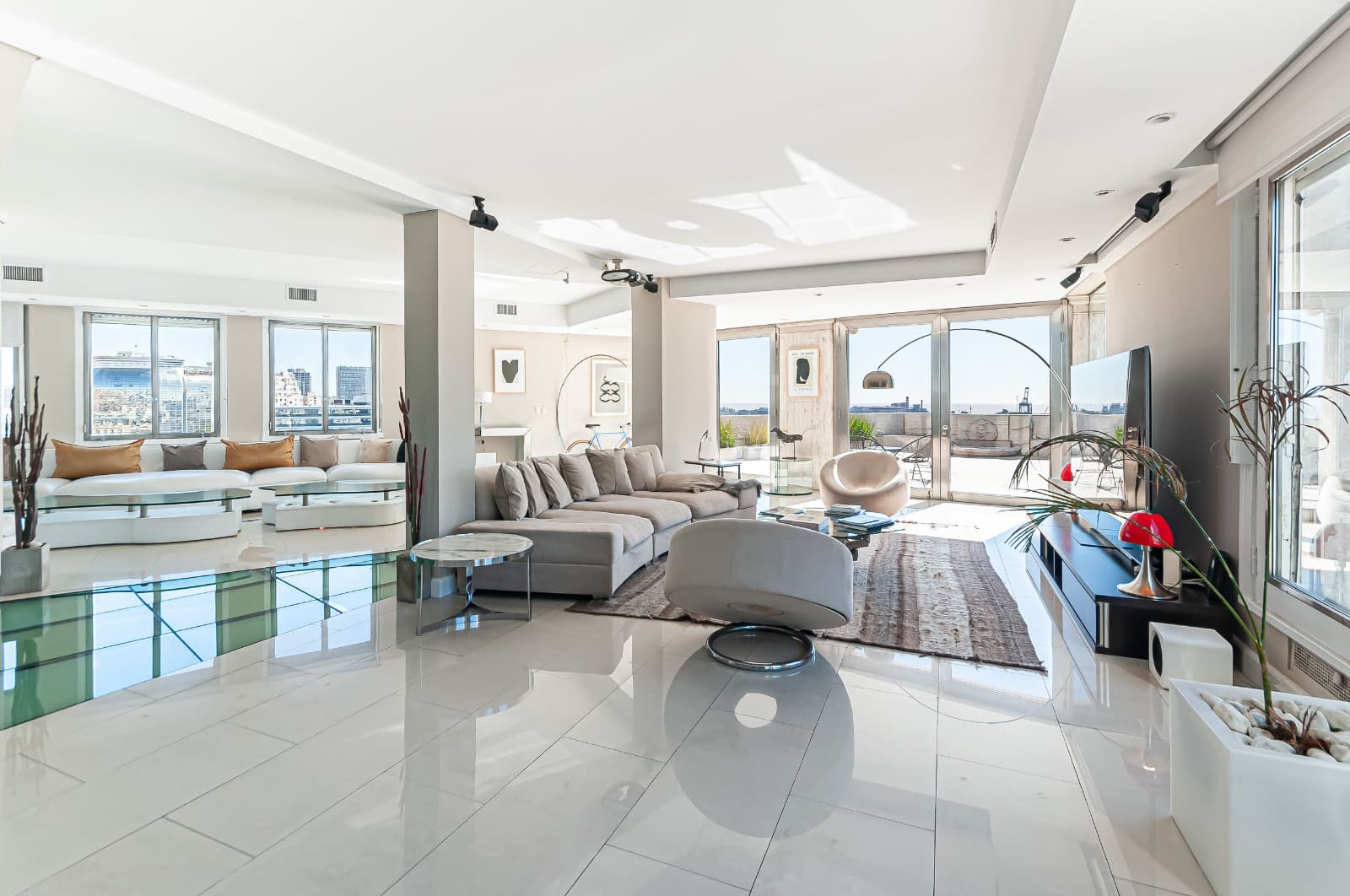 La joya del Kavanagh sigue en venta: cuánto cuesta el penthouse de Corina y por qué bajó de precio