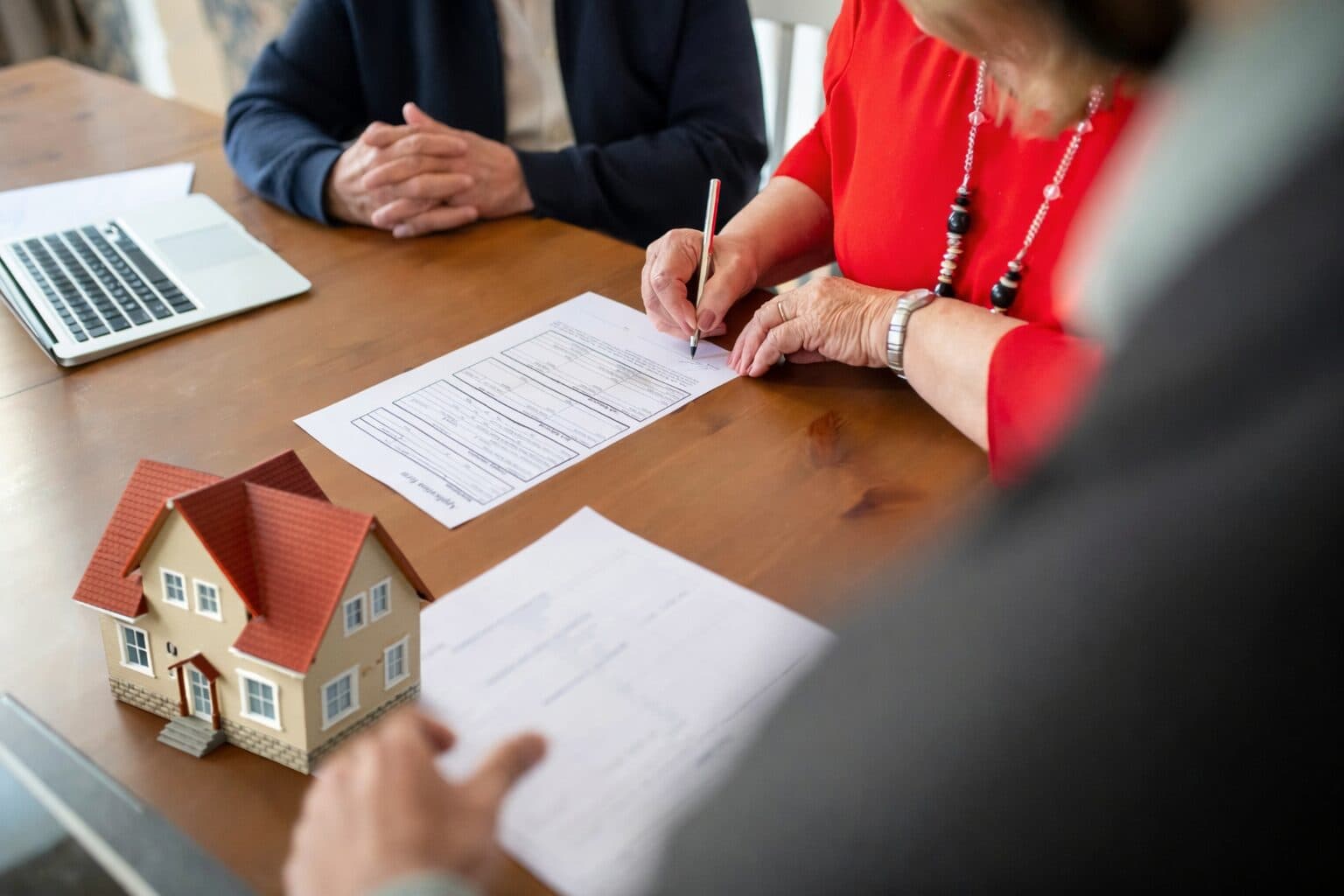 Qué impuestos se eliminaron en la compra, venta y alquiler de propiedades y por qué el cambio favorece al mercado inmobiliario