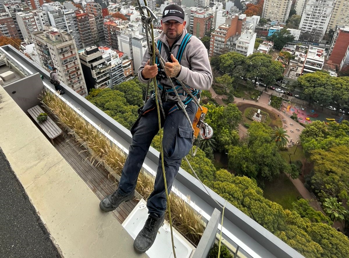 Carlos Guerrero, el hombre que limpia rascacielos a más de 100 metros de altura, uno de los oficios más arriesgados: «Con miedo no se puede trabajar»
