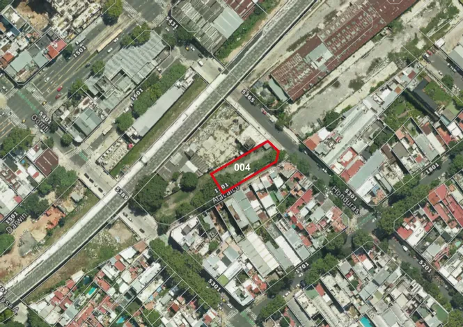 Vista aérea de un lote en venta pegado a la traza ferroviaria de Palermo