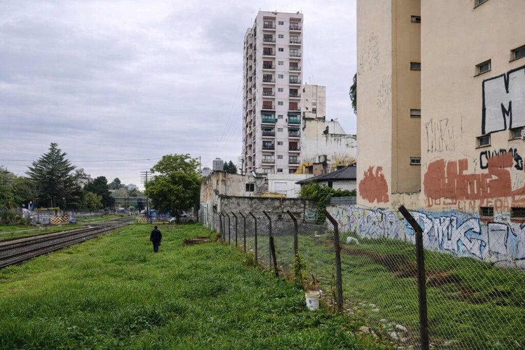 Lote baldío de Playas Ferroviarias pegado a las vías del tren