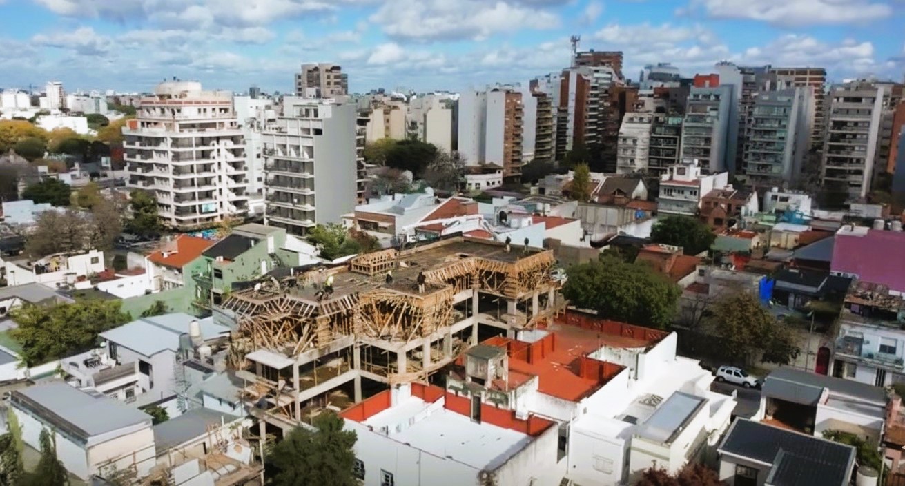 Construir en CABA, los materiales bajan en dólares y se destraban nuevos proyectos: ¿Llega una nueva era de viviendas en pozo?