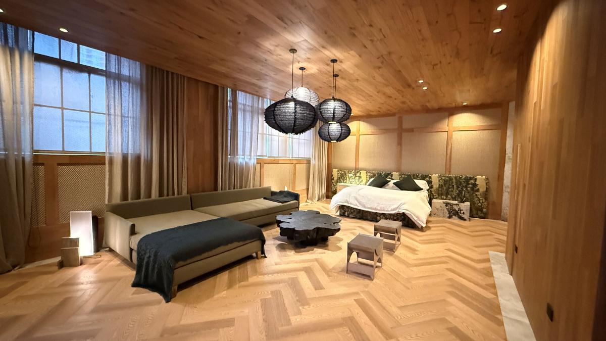 Patagonia Flooring: uno de los espacios combina madera, materiales naturales y recursos de diseño para generar ambientes cálidos y contemporáneos