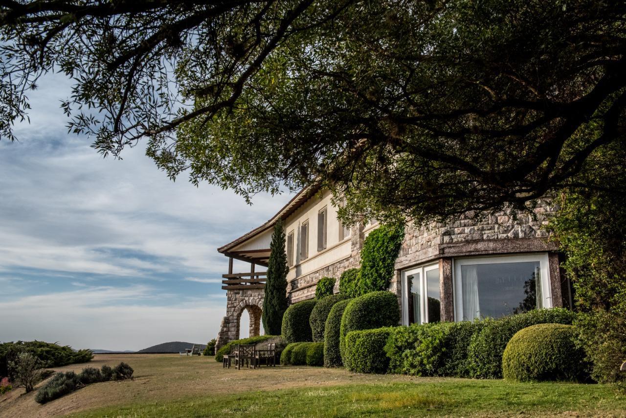 El inmueble está edificado en un terreno en desnivel, con vegetación autóctona y vistas sobre La Cumbre