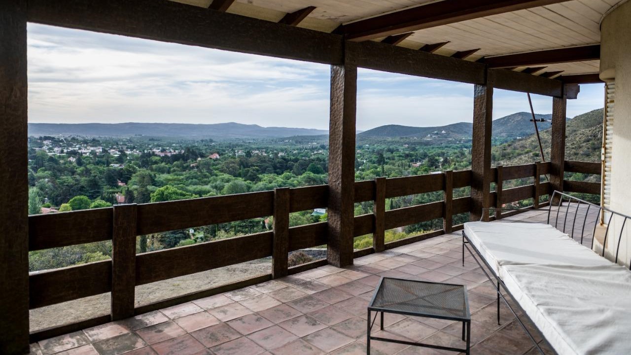 Vistas hacia la zona urbana, espera nuevo dueño para que lo reconvierta