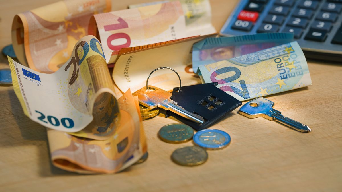 Departamento de dos ambientes con llave y documentos de compraventa sobre una mesa