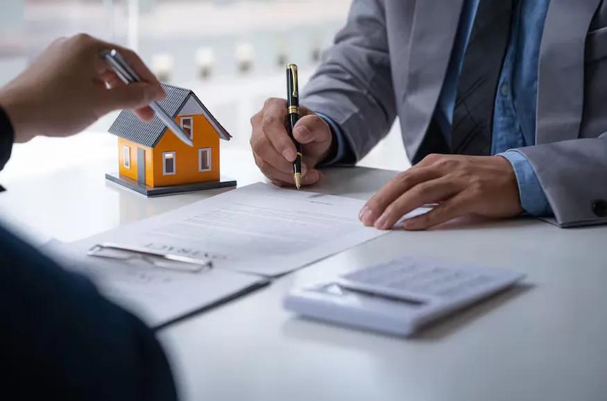 La firma de una compraventa con crédito hipotecario exige contar con ahorros suficientes para cubrir el anticipo, los gastos de escritura y posibles diferencias cambiarias