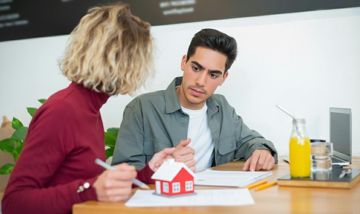 Una pareja revisa las condiciones y analiza si conviene tomar el crédito para comprar el hogar propio