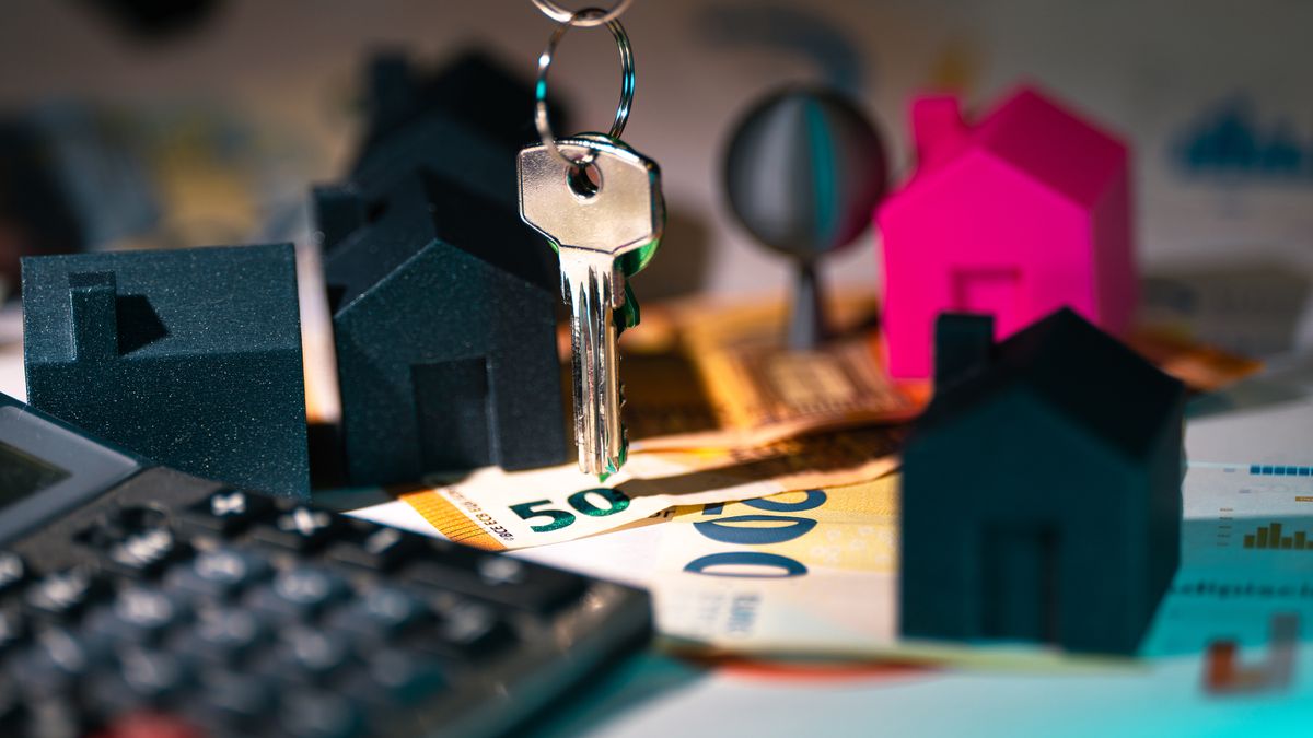 Calculadora junto a la maqueta de una casa