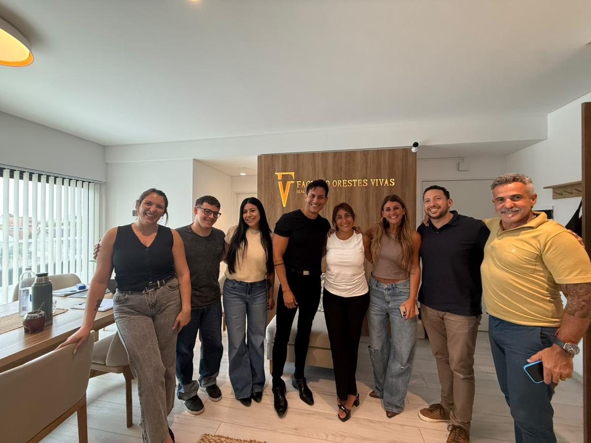 Facundo junto a su equipo de trabajo, en la sede de la desarrolladora e inmobiliaria que opera entre el oeste y sur de CABA y del Gran Buenos Aires
