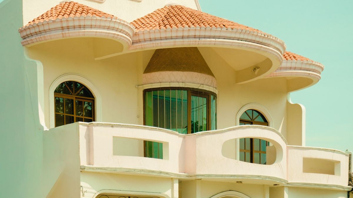 Fachada de edificio residencial exclusivo en barrio arbolado de ciudad europea