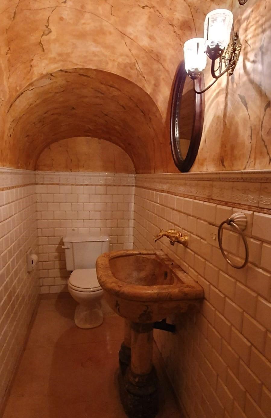 El único baño lujoso de la planta baja (Foto: Mariela Blanco)