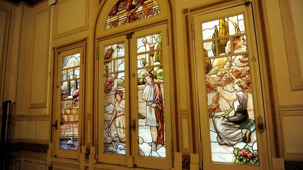 Los vitrales con escenas figurativas aportan color y luz a los ambientes interiores de la Casa de San Luis, donde se conservan elementos de la decoración original