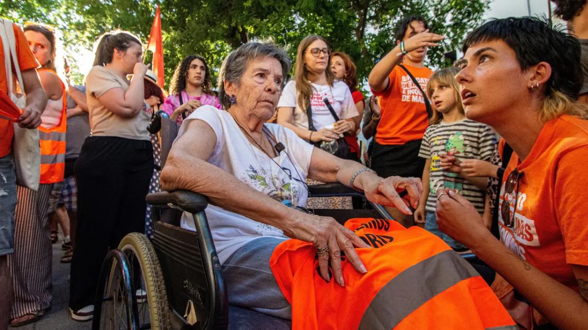 Maricarmen Abascal, de 87 años, fue desalojada de la vivienda de Madrid donde vivió durante 71 años, un caso que puso en evidencia la vulnerabilidad de los adultos mayores que alquilan. Falleció ayer