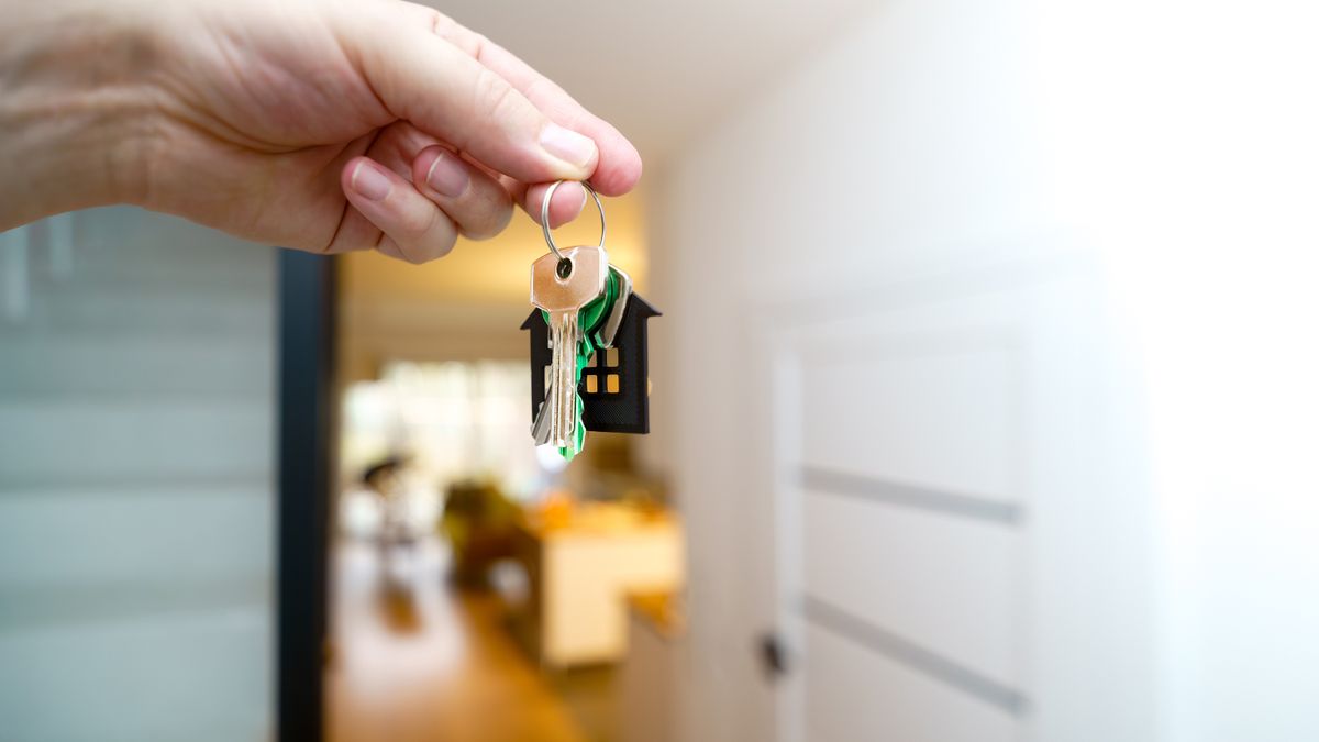 Llaves de un departamento en alquiler en la cerradura