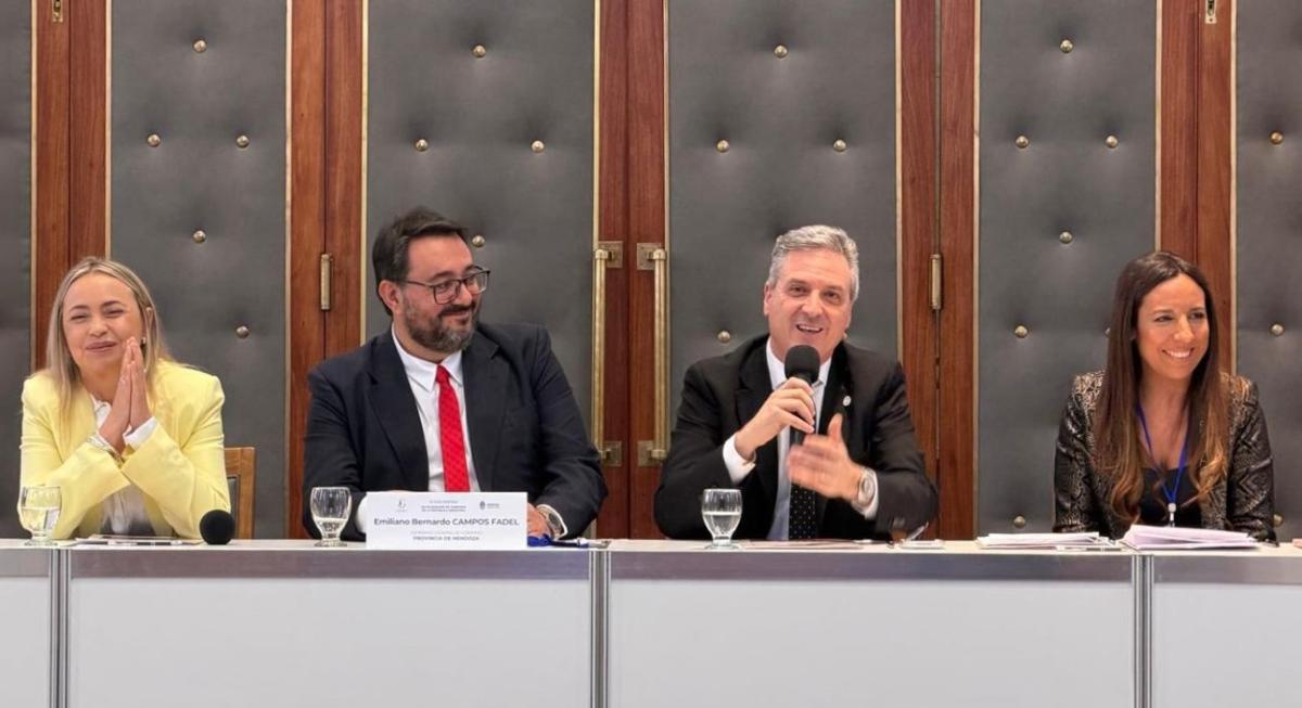 Longhi habla al público durante un encuentro con profesionales del notariado