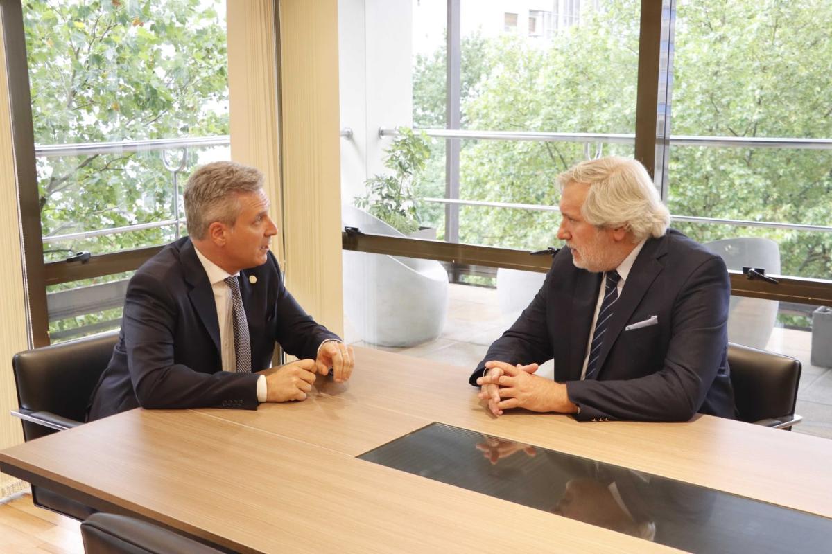 Longhi, en una reunión de trabajo con el Procurador General de la provincia de Buenos Aires, Julio Conte-Grand, en el marco de la toma de juramento de los nuevos integrantes del Tribunal Notarial
