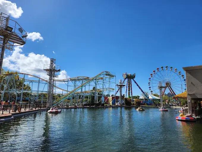 Los juegos del Parque de la Costa, en Tigre, forman parte del entorno de uno de los terrenos de más de 51.500 m2 que el Gobierno incorporó a su agenda de futuras ventas. Junto con otra parcela de 9.247 m2, las tierras suman más de seis hectáreas con potencial para un futuro desarrollo inmobiliario