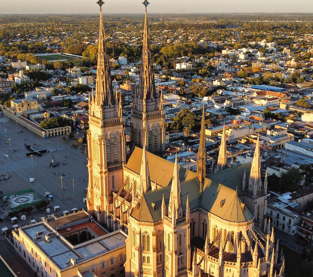 Vista aérea de la Basílica de Luján y la zona céntrica de la ciudad, donde el Sumo Pontífice celebrará una misa ante miles de fieles