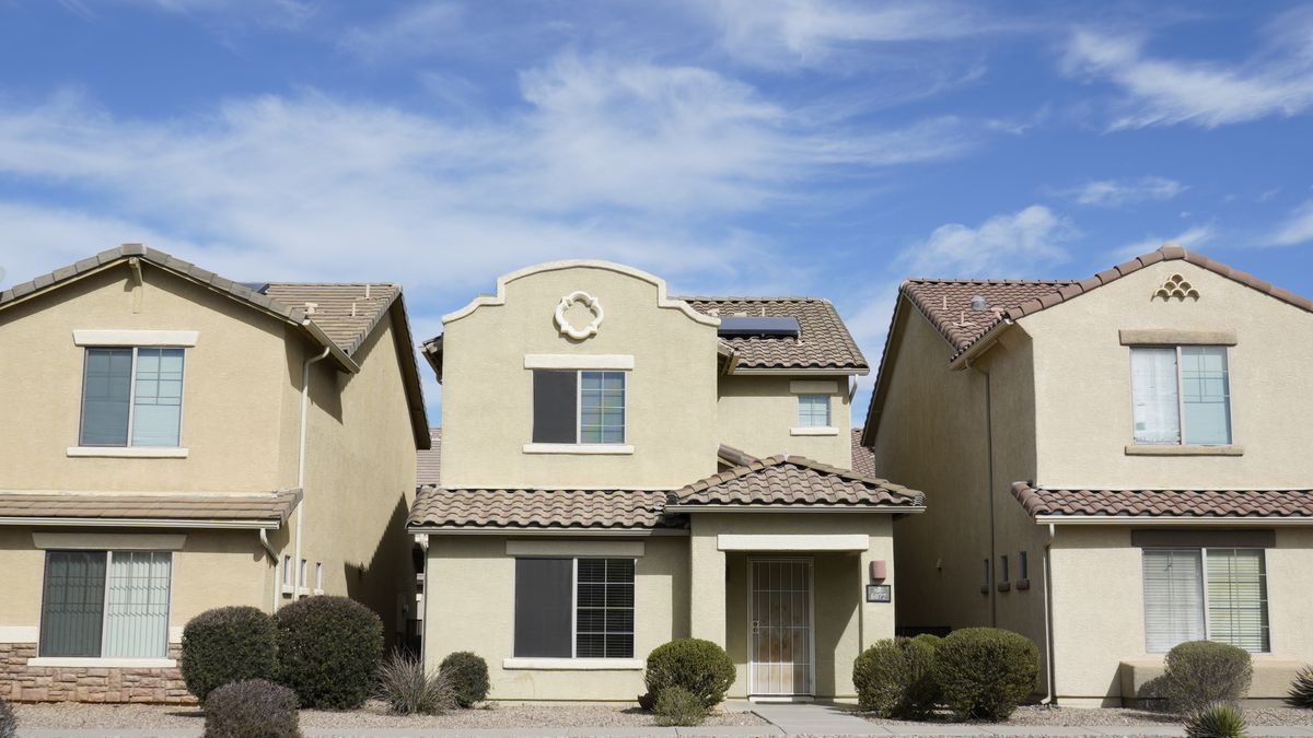 Hilera de casas unifamiliares suburbanas con jardín en una ciudad del interior de Estados Unidos