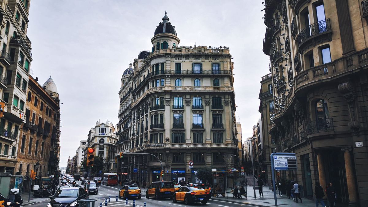 Fachada de un edificio comercial de estilo clásico en un barrio residencial de alta gama de Barcelona