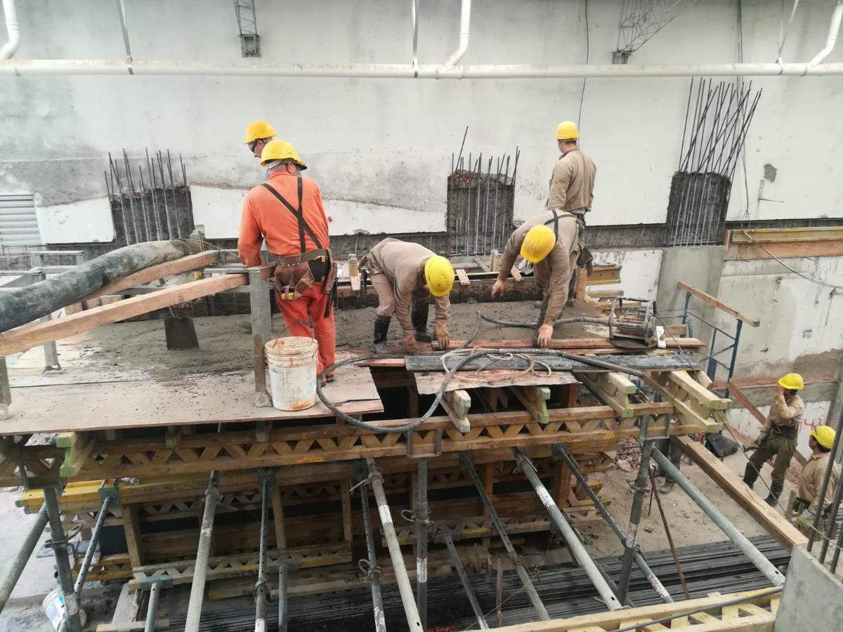 La obra avanza con el trabajo de los obreros y las distintas etapas de construcción, en un sector donde los costos, los plazos y las características del proyecto definen la inversión