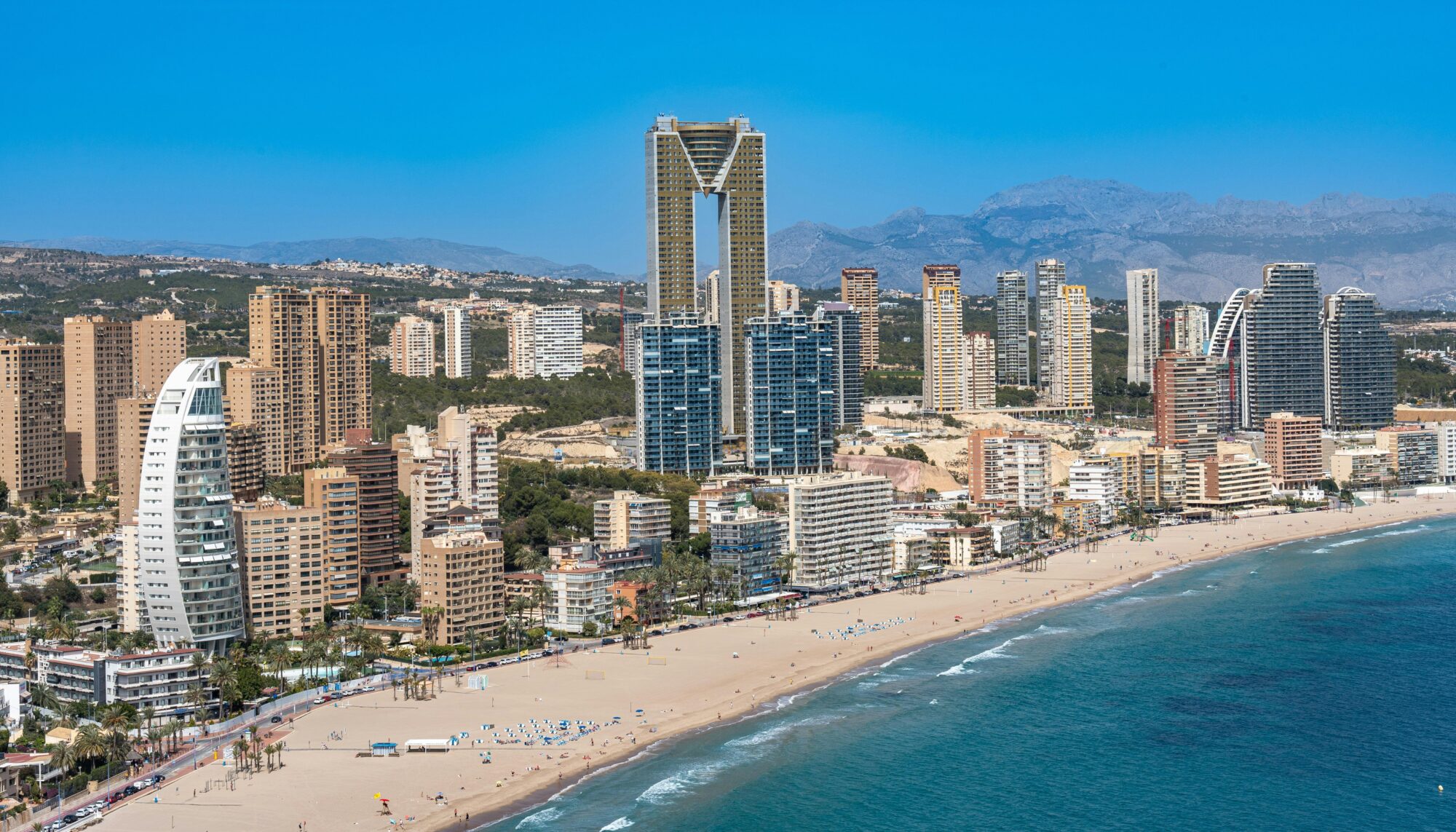 Dónde queda “Beniyork” y por qué allí se levanta el edificio residencial más alto de España: historia, récord y el mito del ascensor