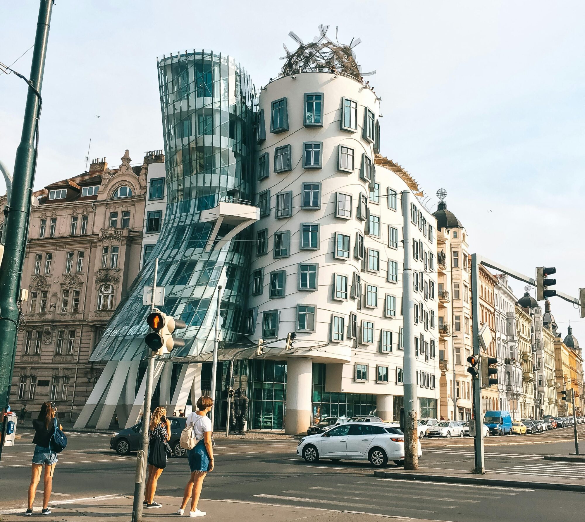 Cual es el increíble edificio «que baila» y donde está: qué conexión guarda con la Segunda Guerra Mundial