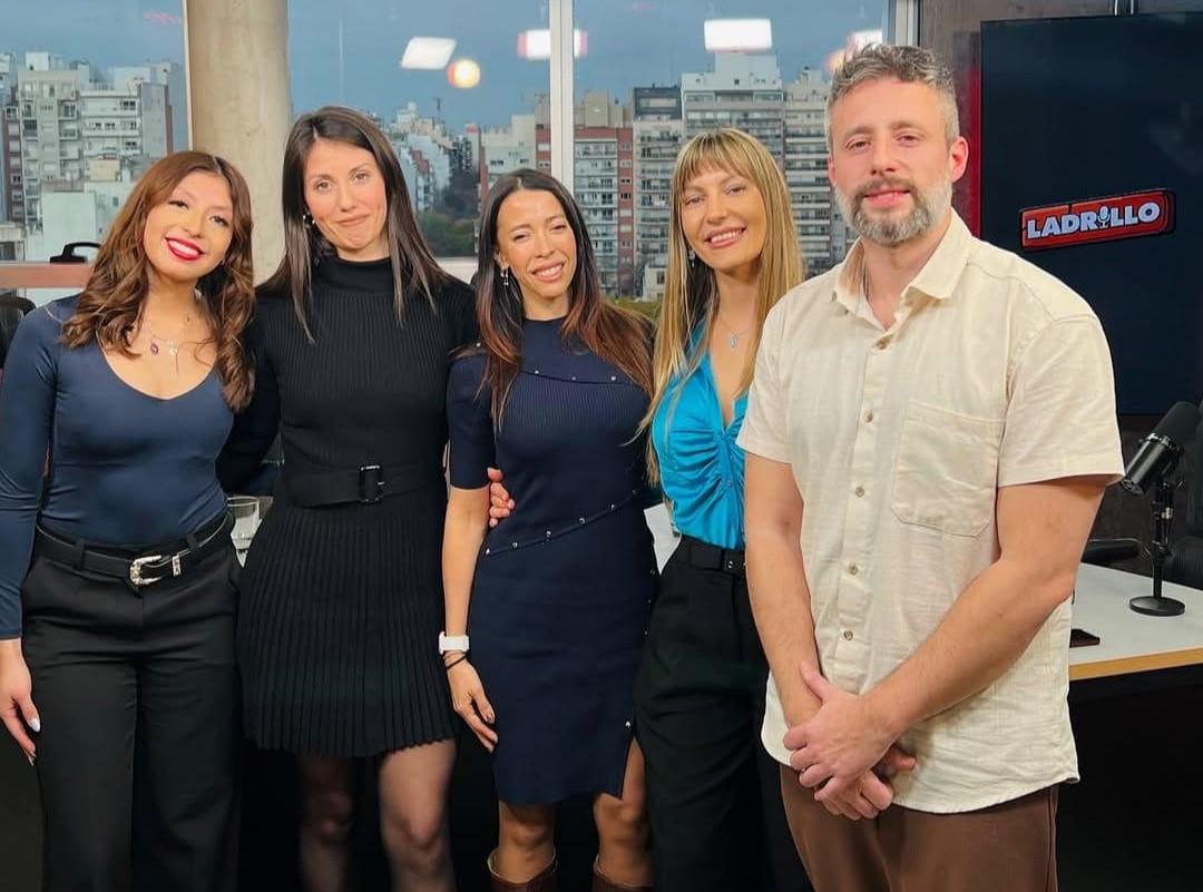 De izquierda a derecha, Denise López, Regina Núñez, Andrea Villagarcía, Elena Dresch y Ezequiel Díaz, luego de la grabación del episodio en el estudio de Ladrillo