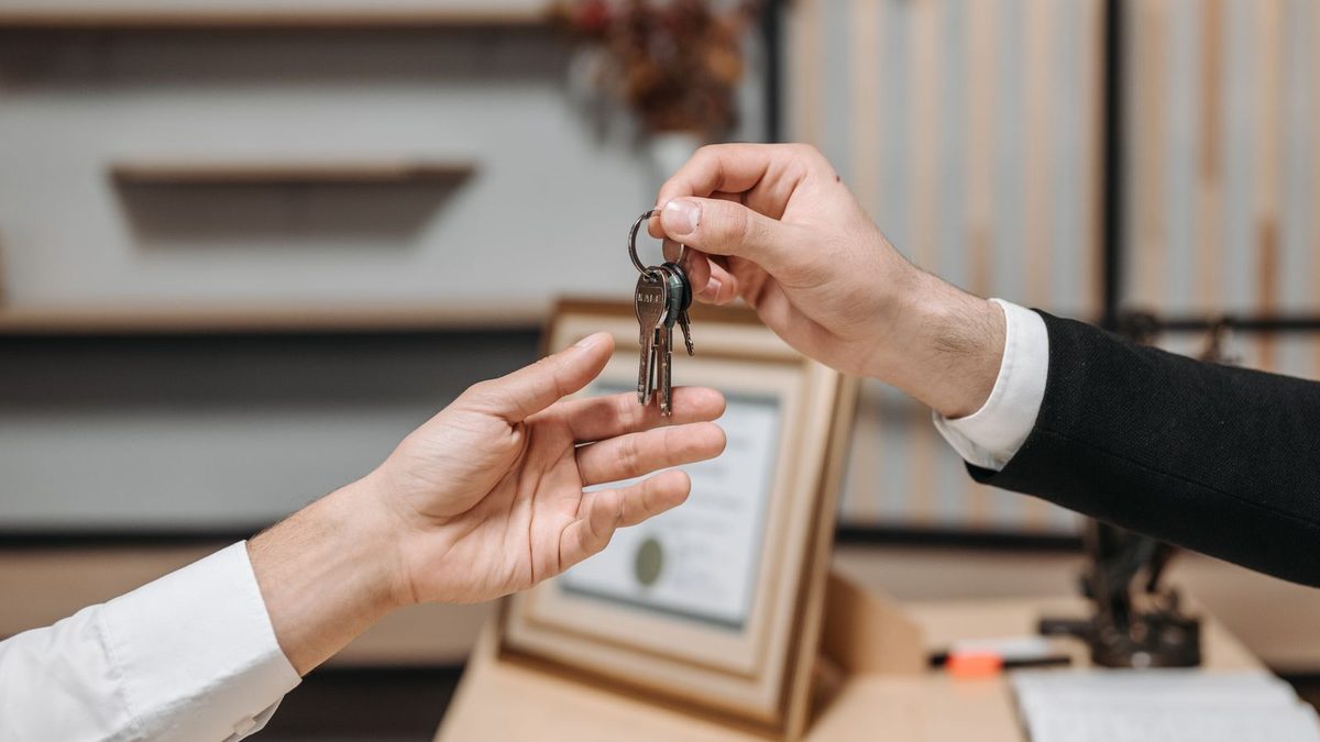 Entrega de las llaves de un departamento en una inmobiliaria