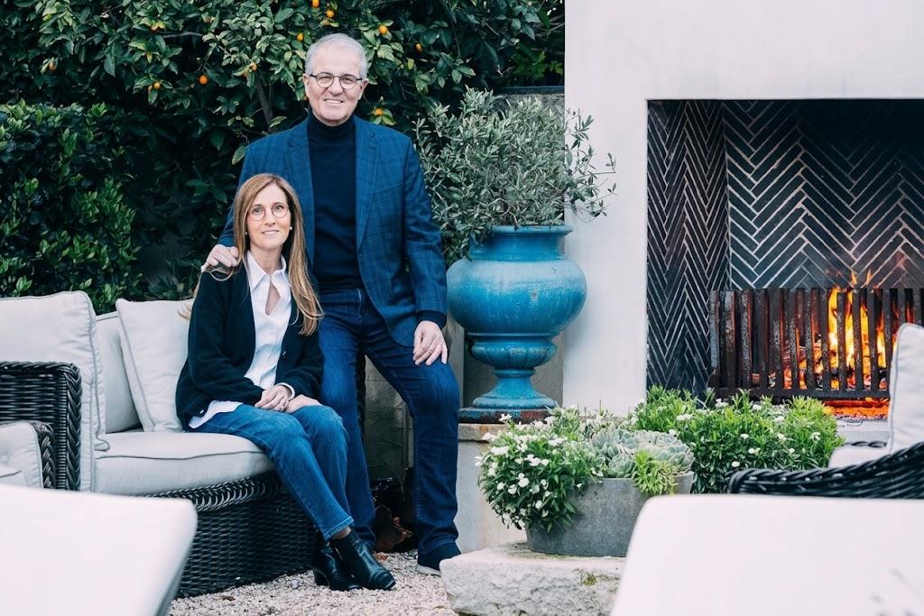 Los Alberini. El matrimonio argentino compró la antigua mansión de Bruce Willis en Beverly Hills en 2014 por USD 16,5 millones y la vendió en abril de 2026 por USD 41,25 millones