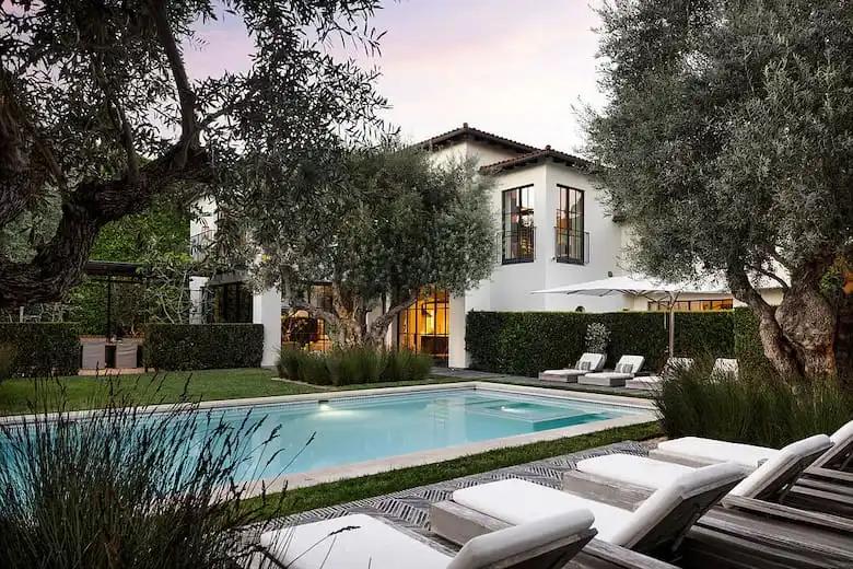 La residencia que perteneció a Bruce Willis cuenta con una piscina al aire libre, jardines y sectores de descanso rodeados de olivos y vegetación