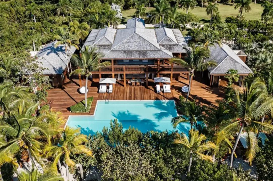 La residencia de lujo en Parrot Cay, en las islas Turcas y Caicos, tiene varias construcciones, amplias terrazas, piscina y vegetación tropical. El actor la vendió en 2019 por USD 27 millones