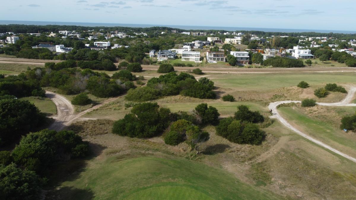 Vista aérea de Costa Esmeralda, un barrio que se consolidó y muy elegido para veranear cerca del mar