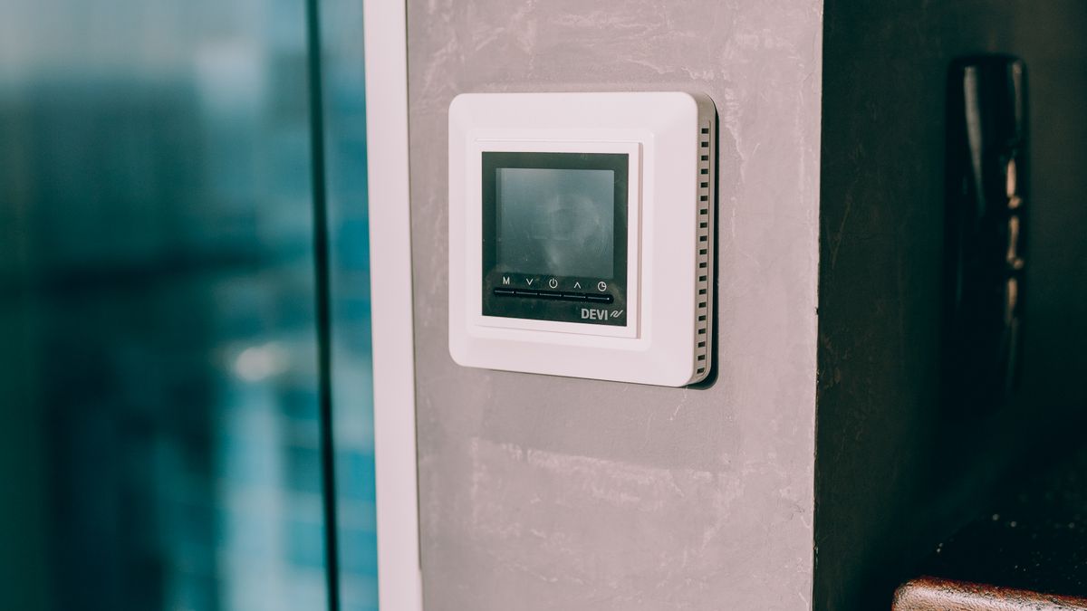 Panel de control de un hogar inteligente en una vivienda